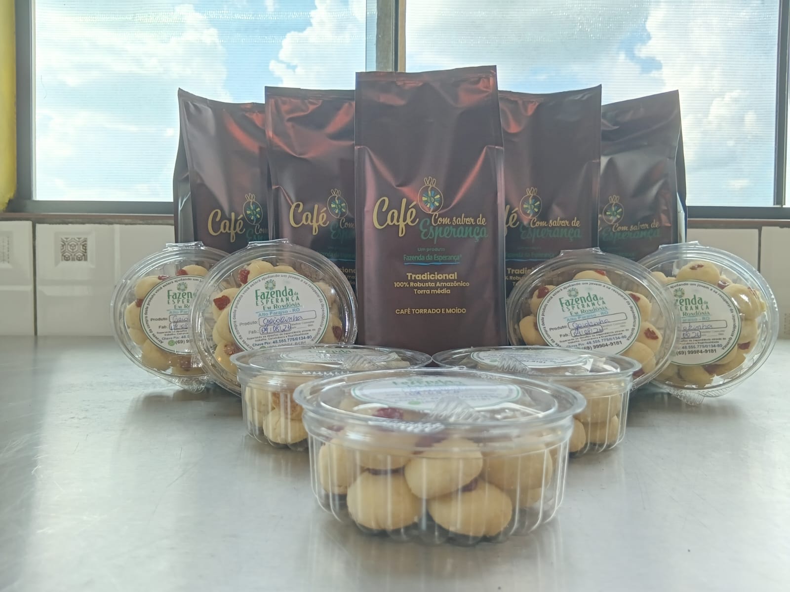 Pacotes do Café Com Sabor de Esperança produzidos na comunidade