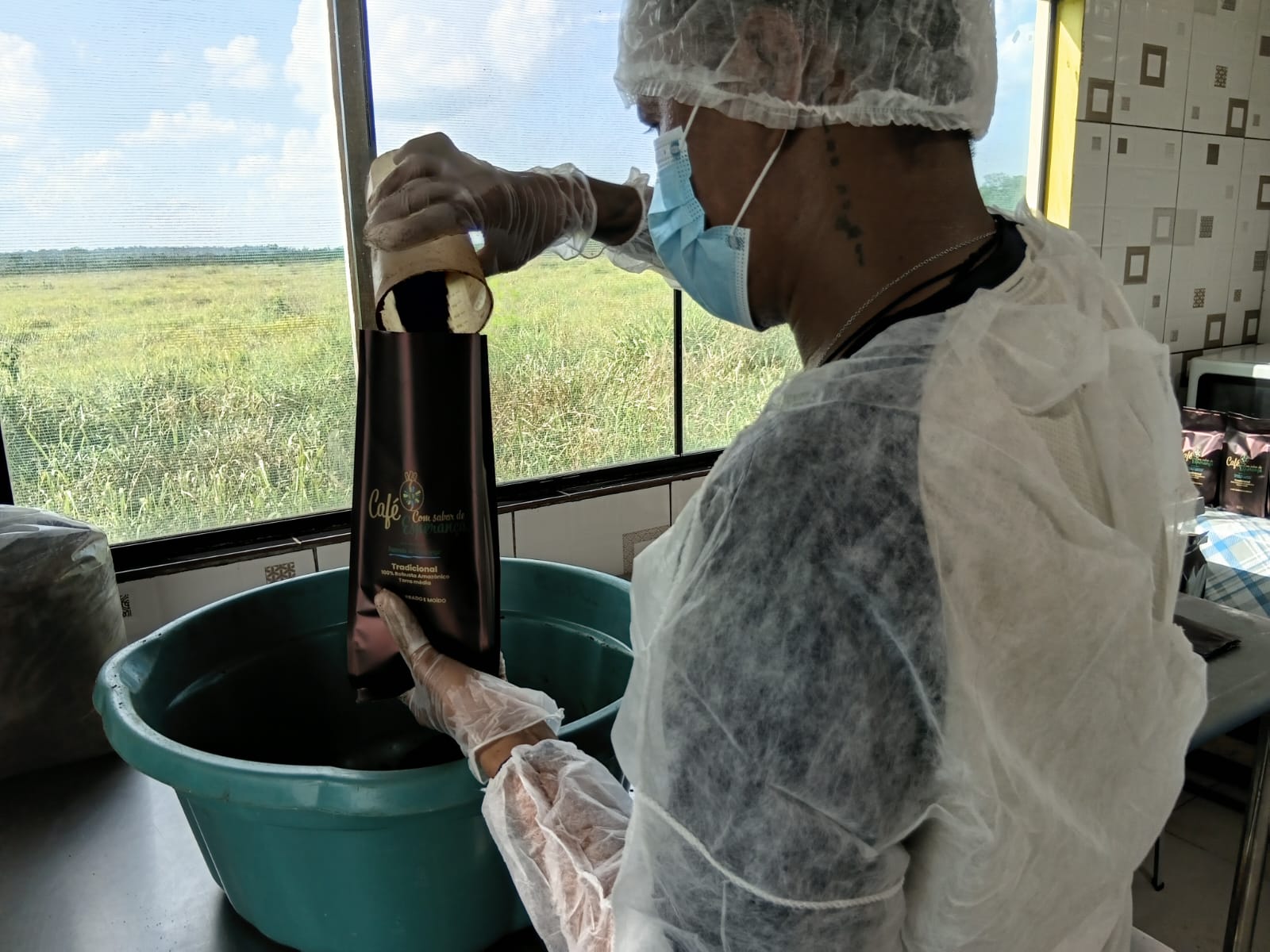 Acolhido enchendo o pacote de cafe